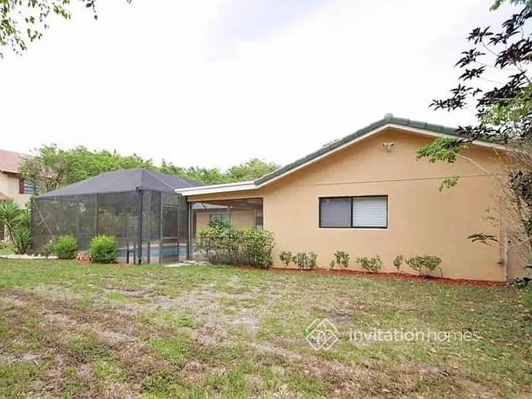 10821 NW 33rd St — Photo 16