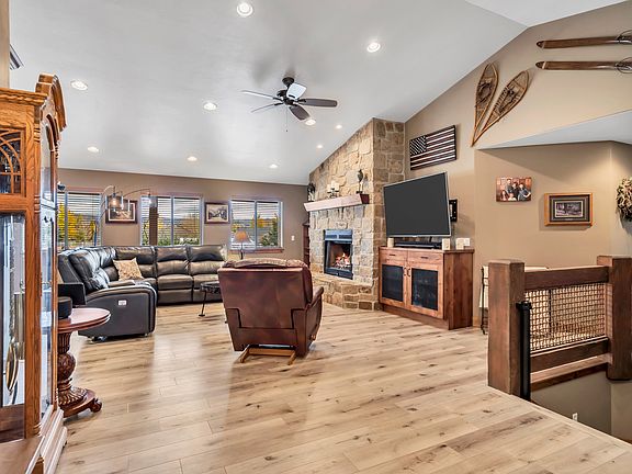 4th image of 431 Aspen Rd