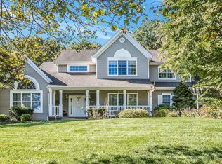 2 Skylark Ct, Huntington Station, NY 11746