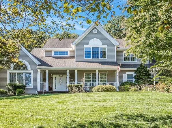2 Skylark Court, South Huntington, NY 11746