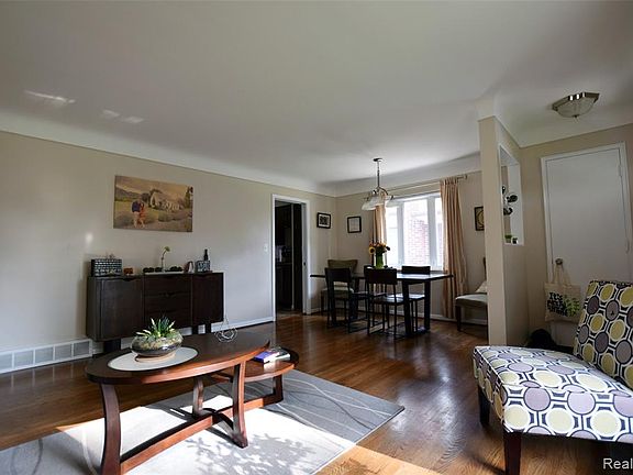4th image of 28966 Jane St