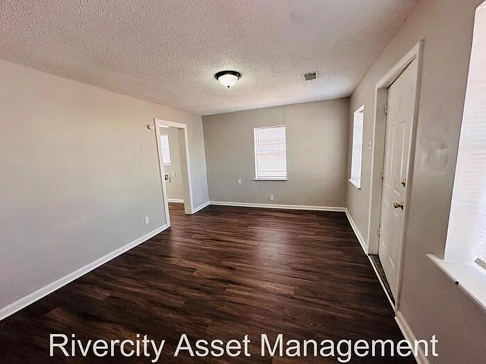 3 bed, 1.0 bath, 1100 sqft, $995 — Photo 2