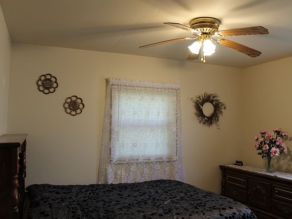 Master bedroom has 2 windows