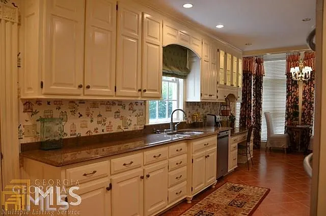 105 Saint Andrews Sq — Photo 6
