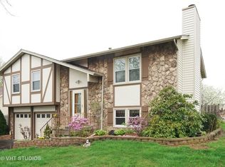 936 Arkansas Dr, Elk Grove Village, IL 60007