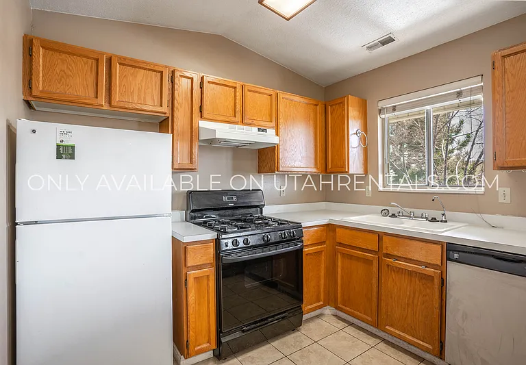166 N 400 W #21 — Photo 4