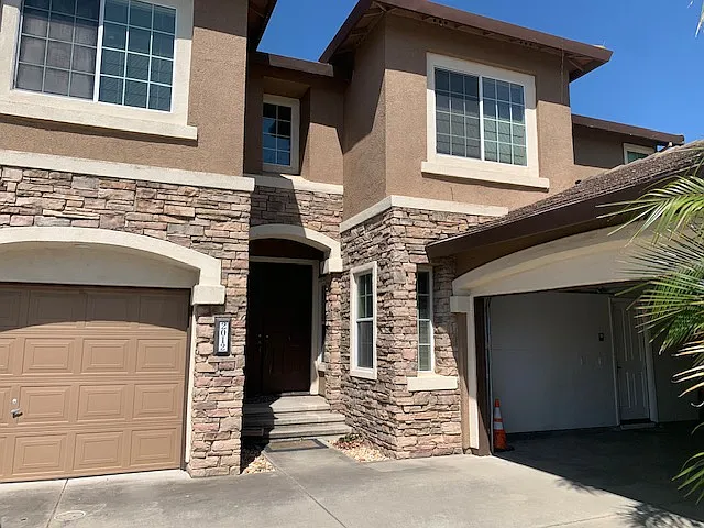 4 bed, 2.5 bath, 2724 sqft, $800 — Photo 2