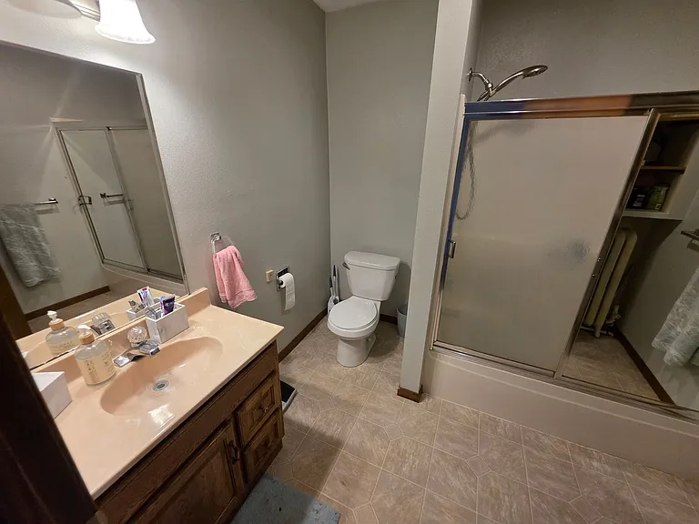 927 E Grand Ave — Photo 16