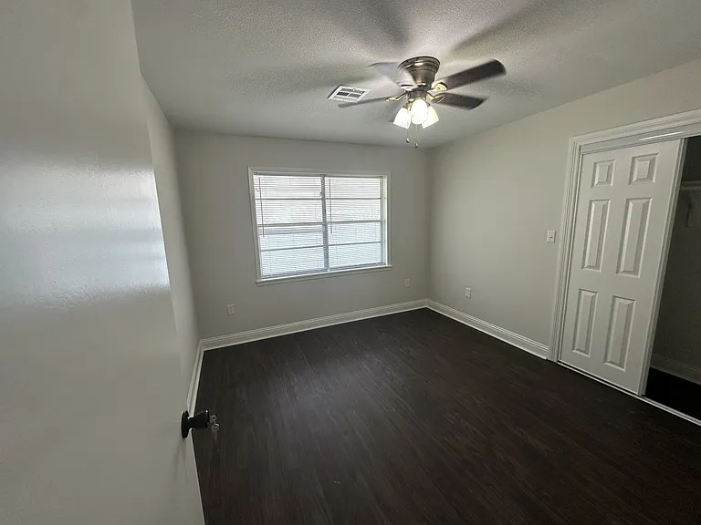 614 Benson St — Photo 15