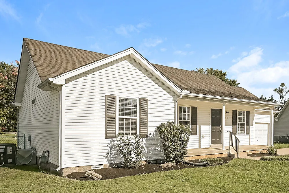 3 bed, 2.0 bath, 1219 sqft, $1,935 — Photo 3