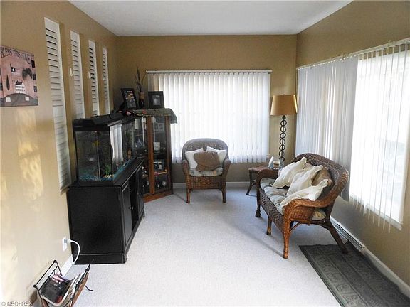 3rd image of 585 Lindell St