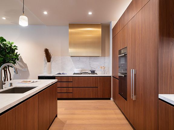 3rd image of 702 N Doheny Dr #303
