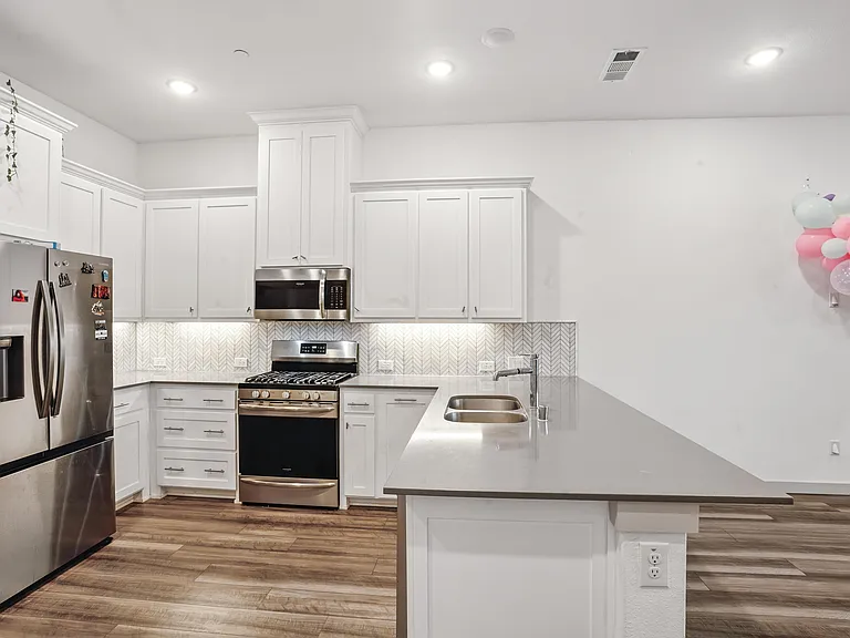 6441 Iron Horse Blvd — Photo 10