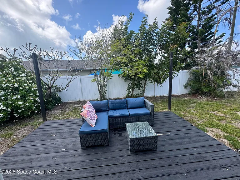 121 Franklyn Ave — Photo 16