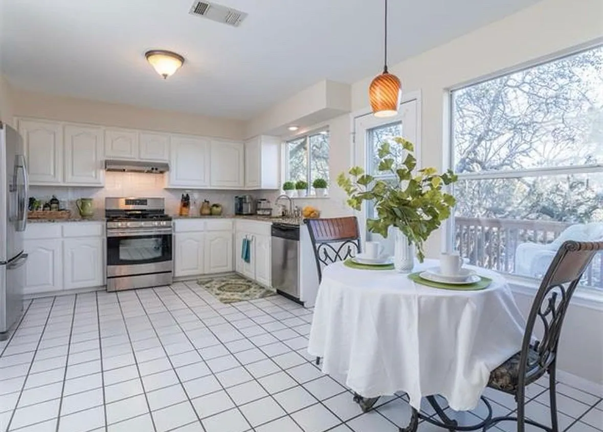 11016 Whiskey River Dr — Photo 4