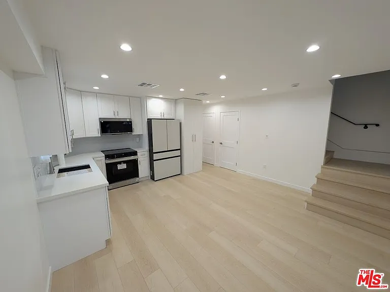 10623 Stanwin Ave — Photo 4