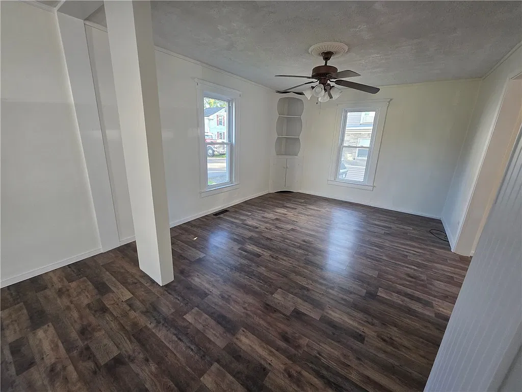 3 bed, 1.0 bath, 1400 sqft, $2,200 — Photo 3