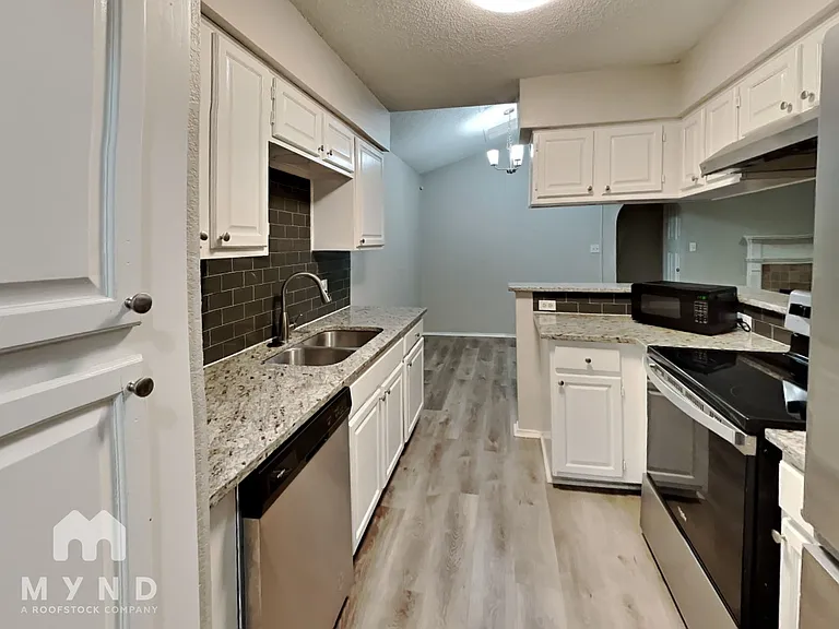 1509 Brook Forest Dr — Photo 3