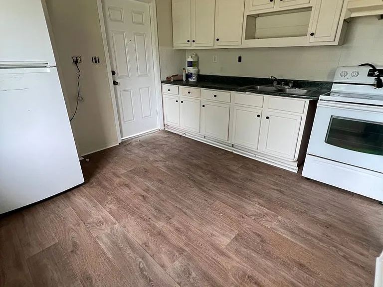 906 Kings Rd — Photo 2