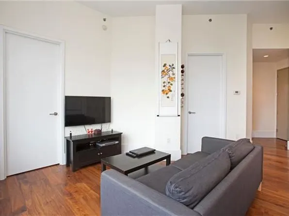 10-17 Jackson Avenue image 2 of 6