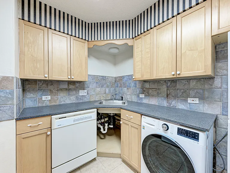 2404 Longview St #101 — Photo 11