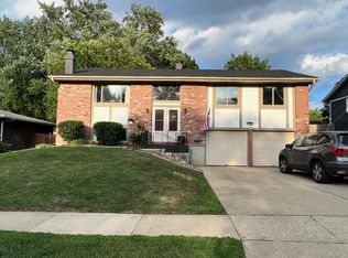 887 Hillandale Dr, Antioch, IL 60002
