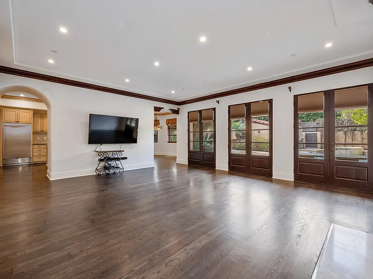 305 N Palm Dr — Photo 38