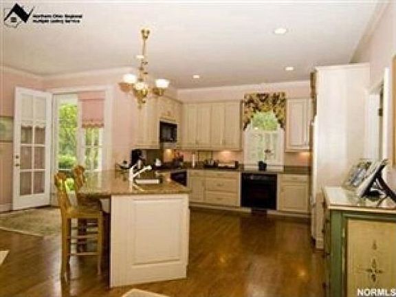 3rd image of 410 Bell St