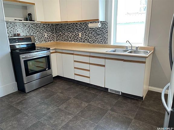 3rd image of 821 King St
