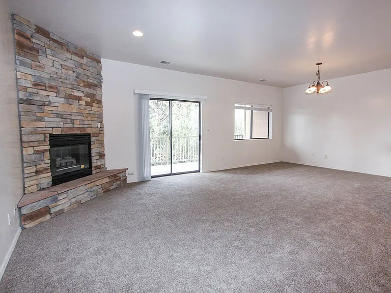 1060 Stratus Way — Photo 2