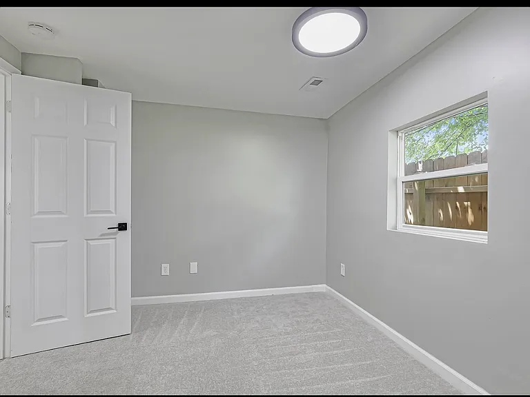 1341 Genessee Ave — Photo 11
