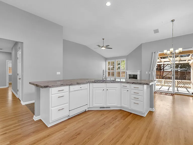4798 Village Green Pkwy — Photo 14