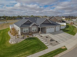 6823 Darby Ln, Williston, ND 58801