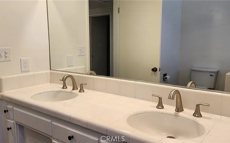 460 Winthrop Rd — Photo 13