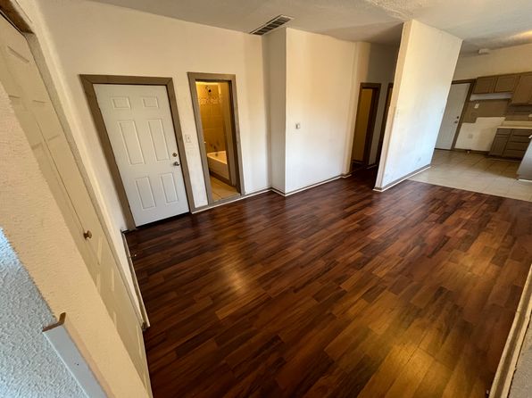 8709 S Escanaba Ave #2R