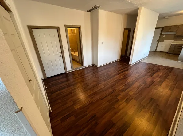 8709 S Escanaba Ave #2R, Chicago, IL 60617