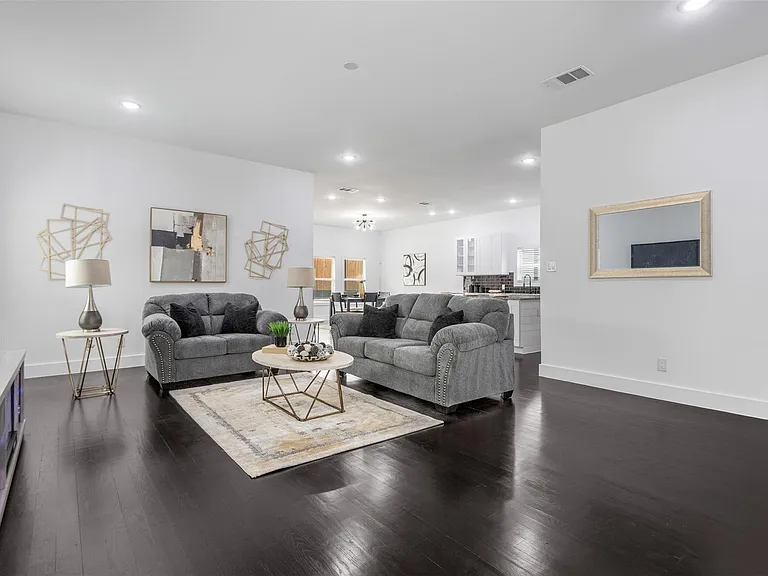 407 Dubois Ave — Photo 1