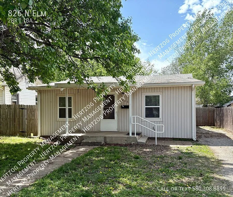 2 Bedroom 1 Bathroom home with a fenced yard! — Photo 1
