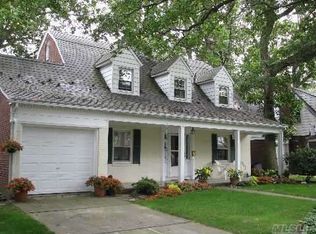 30 Maryland Ave, Freeport, NY 11520