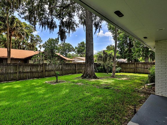 3rd image of 933 Sand Crest Dr