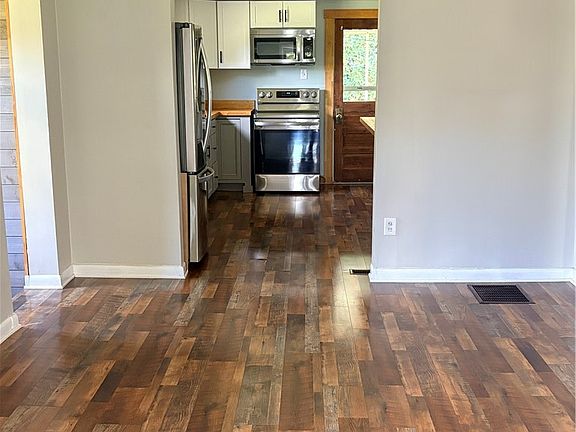 5th image of 7 Hanni Ave