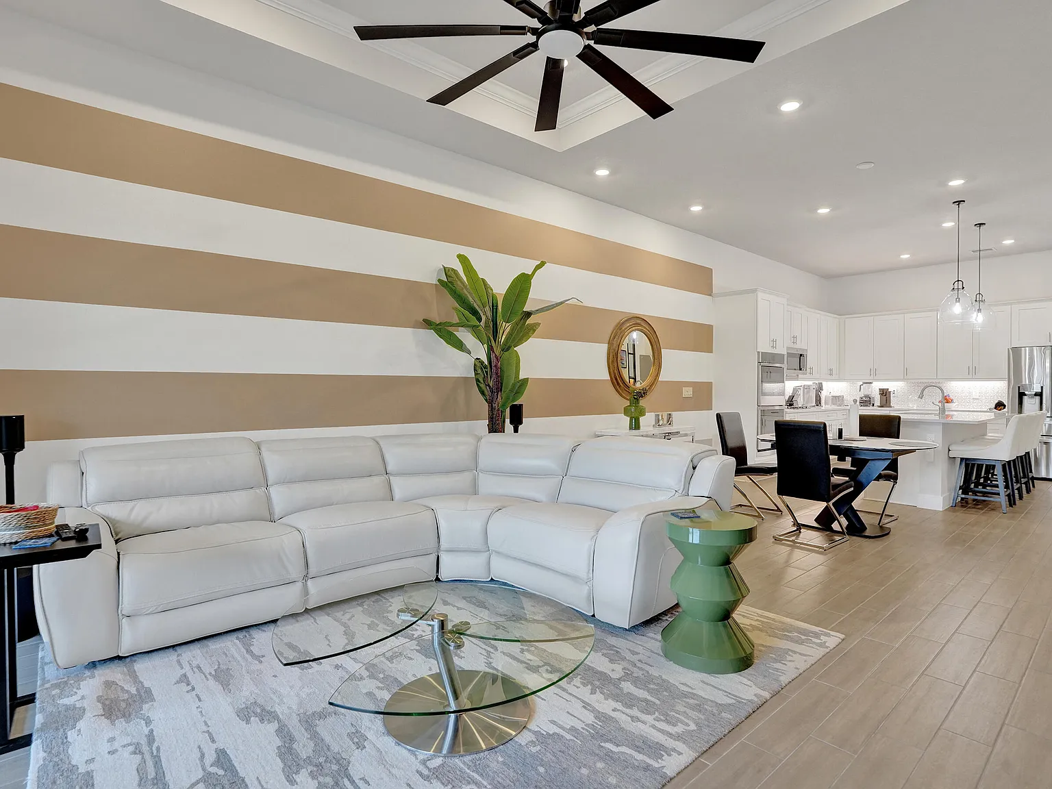 3 bed, 2.0 bath, 1724 sqft, $5,200 — Photo 2