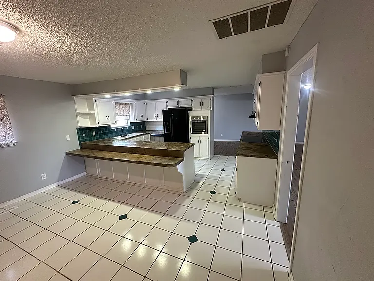 223 E Kerby Ave — Photo 4