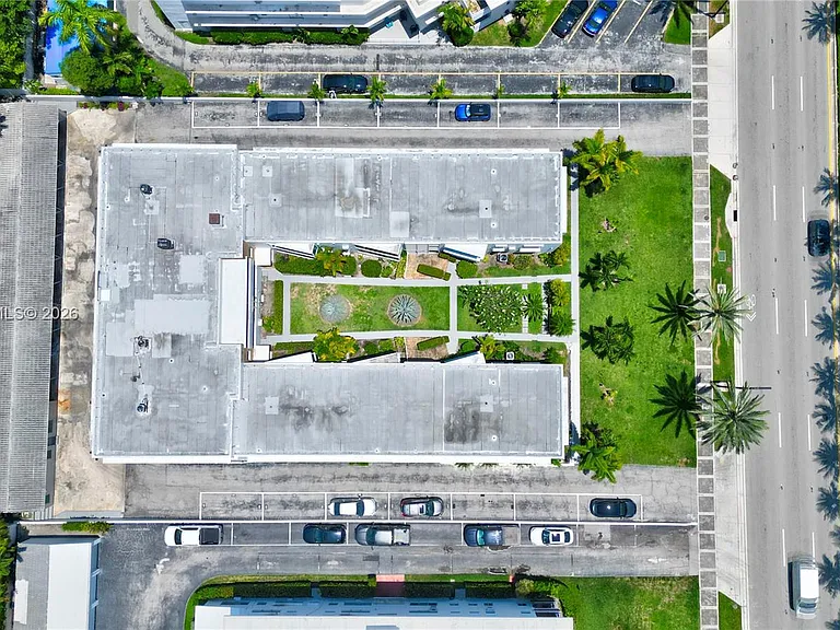 10178 Collins Ave #107 — Photo 33