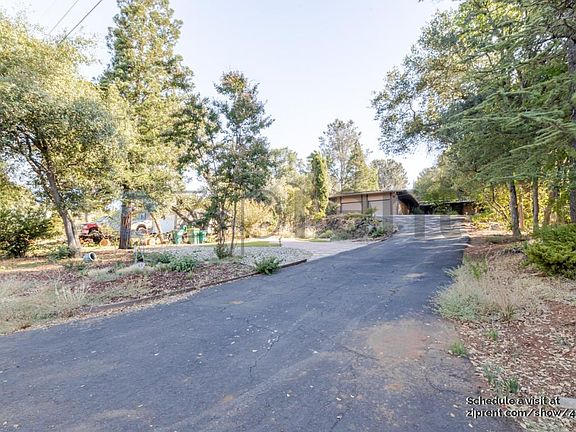 entrance to driveway
