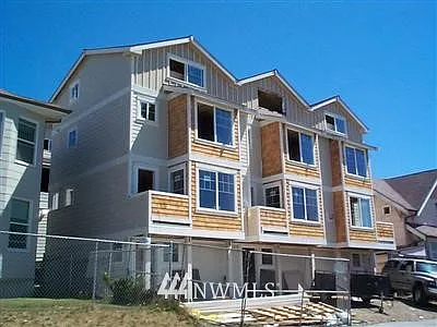 5010 B 12th Avenue NE photo 1