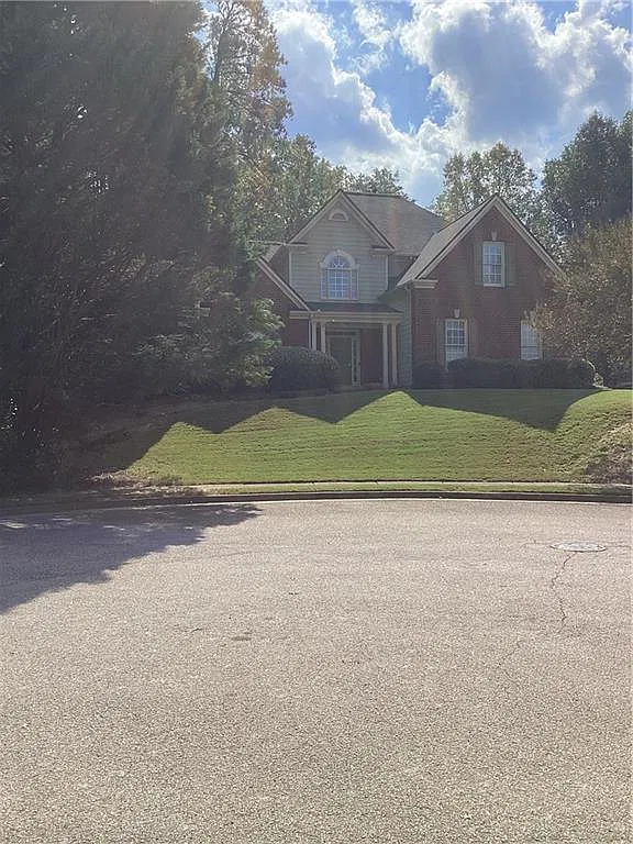 4 bed, 2.5 bath, 2679 sqft, $2,600 — Photo 2