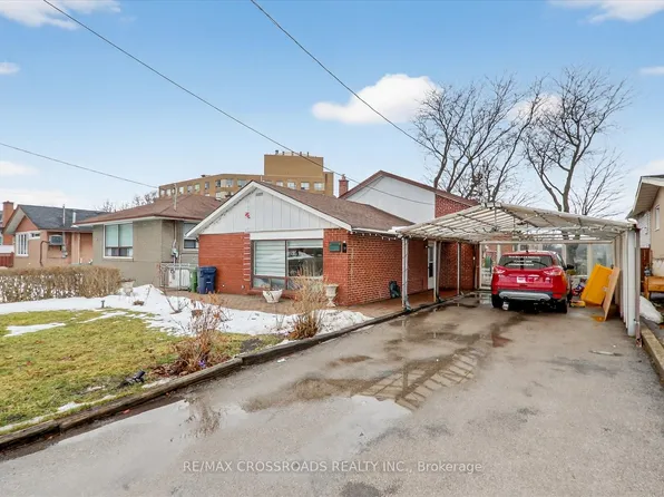 18 De Marco Blvd, Toronto, ON M6L 2W1