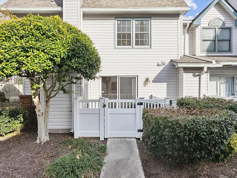 27 Tamarisk Quay #F — Photo 19