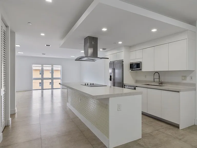 434 SW 10th St — Photo 1